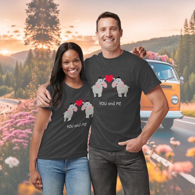 Stort och roligt elefantpar med hjärta - anpassnin t shirt (Skapare uppladdad)