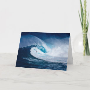 Stort vinka det surfareSurfboarding hav tomma Kort