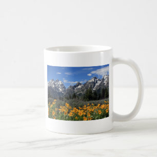 Storttonens snö täckta område med Gula blommor Kaffemugg