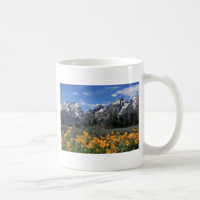 Storttonens snö täckta område med Gula blommor Kaffemugg (Höger)