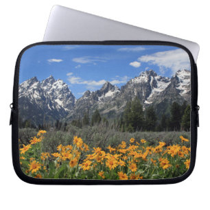 Storttonens snö täckta område med Gula blommor Laptop Sleeve