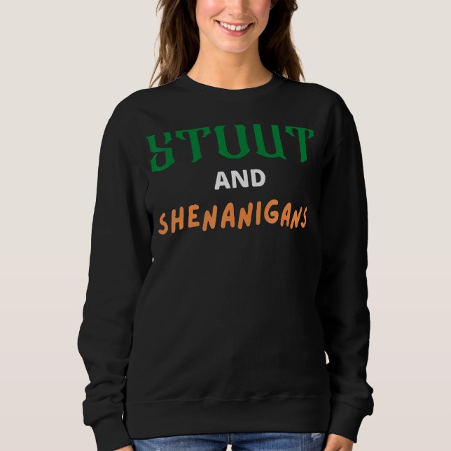 Stout and Shenanigans Funny St patrick's day Irish T Shirt (Framsida)