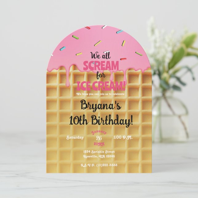 Strå Jordgubb Glass Waffle Cone Födelsedag Inbjudningar (Stående Fram)