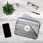 Sträck till svart, vitt foto med monogram laptop fodral<br><div class="desc">Ett modernt monogram och ett namn på svart och vit konsthantfoto av trä till stranden på Sankt Peter Ording,  Tyskland.</div>