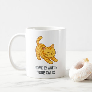 Sträckande orange tabbykatt anpassad text kaffemugg