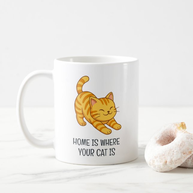 Sträckande orange tabbykatt anpassad text kaffemugg (Med munk)