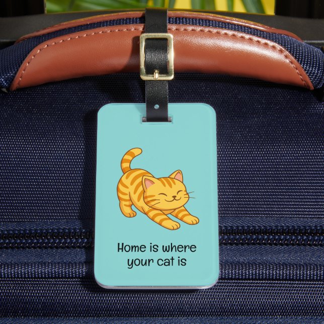 Sträckande orange tabbykatt grön anpassad text bagagebricka (Framsida Insitu 2)