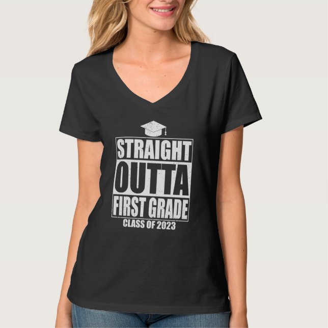 Straight Outta First Grade Graduation 2023  1st Gr T Shirt (Framsida)