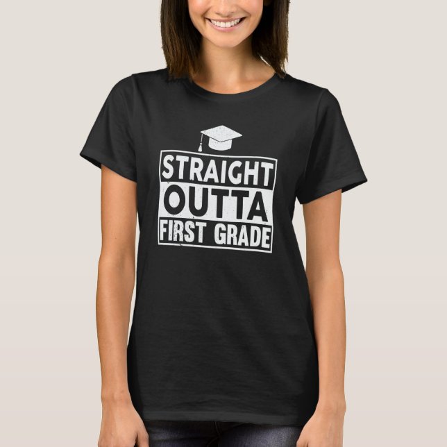 Straight Outta First Grade Graduation Grad Graduat T Shirt (Framsida)