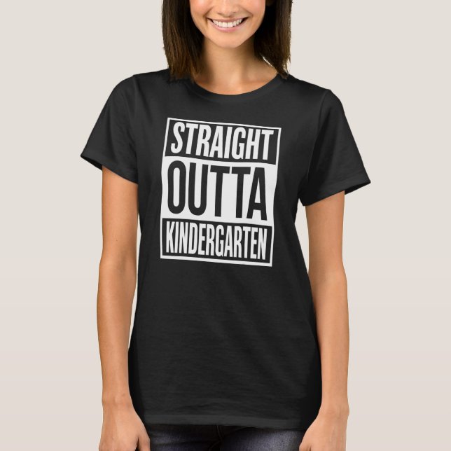 Straight Outta Kindergarten Class of 2022 Grad T Shirt (Framsida)