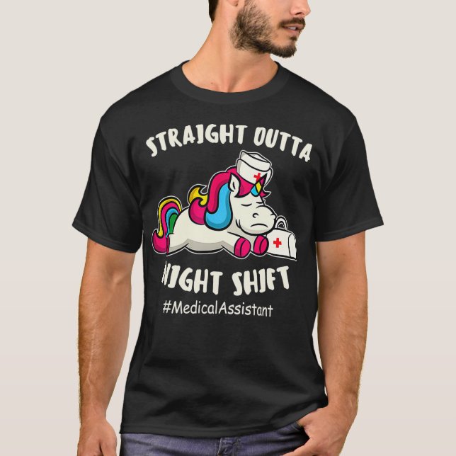 Straight Outta Night Shift Medical Assistant Unico T Shirt (Framsida)