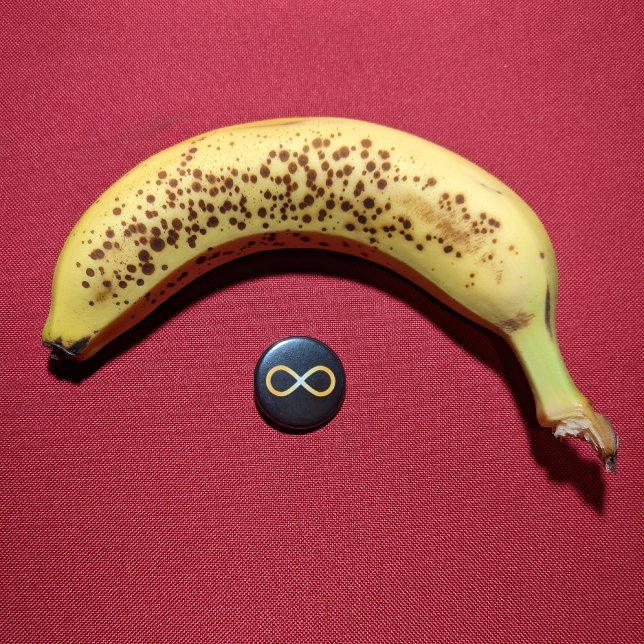 Strålande Guld Autism Medvetenhet Oändlig Knut Knapp (Small button with banana for scale.)