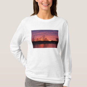 Strålande solnedgång speglas i Calamusfloden T Shirt