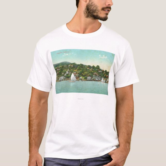 Strand beskådar av staden, segelbåtar t-shirt (Framsida)