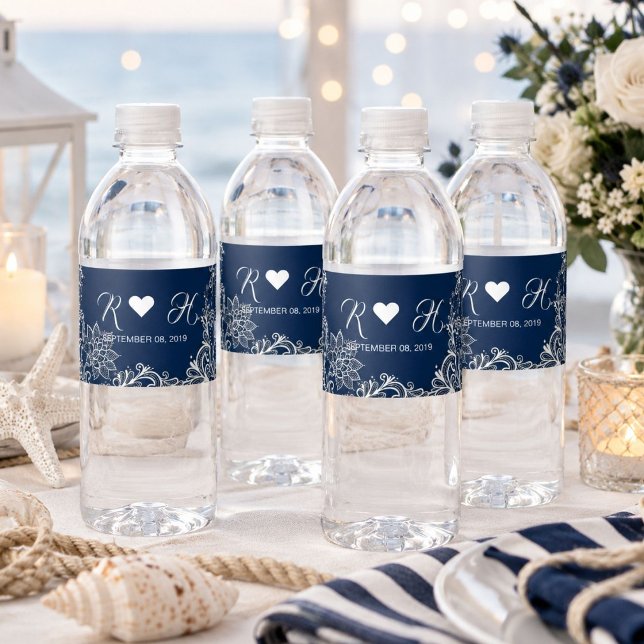 strand nautisk vit spets marinblå bröllop vattenflaskor etikett (beach nautical white lace navy blue wedding water bottle label)