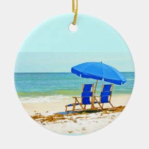Strand, paraply och stolar på kusten julgransprydnad keramik