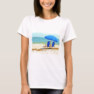 Strand, paraply och stolar på kusten tee shirt