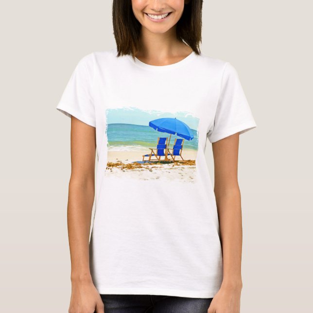 Strand, paraply och stolar på kusten tee shirt (Framsida)