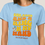 Strand Systerfest Retro Sol Sand Ring T Shirt<br><div class="desc">Gör en storslagen entré på din kommande möhippa med dessa fantastiska personliga t-shirts för beachmöhippa. Oavsett om du firar en bachresa,  en tjej-semester eller en bästa-vän-resa,  är dessa anpassade t-shirts för beachmöhippa det perfekta tillskottet till din ofattbara resa.</div>