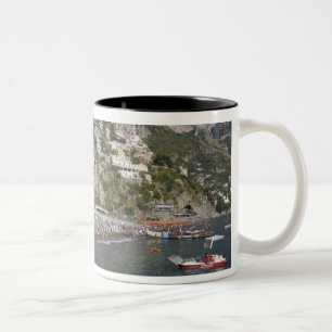 Strand vid Positano, Kampanien, Italien Två-Tonad Mugg