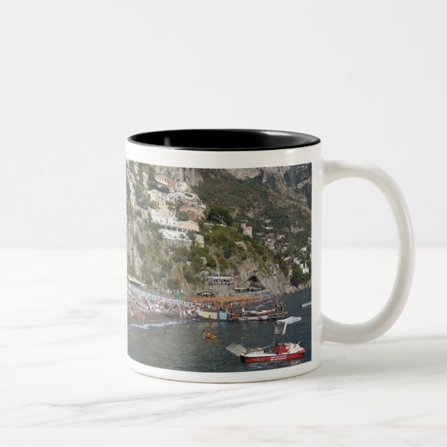Strand vid Positano, Kampanien, Italien Två-Tonad Mugg (Höger)