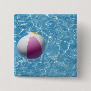 Strandboll i simbassäng knapp