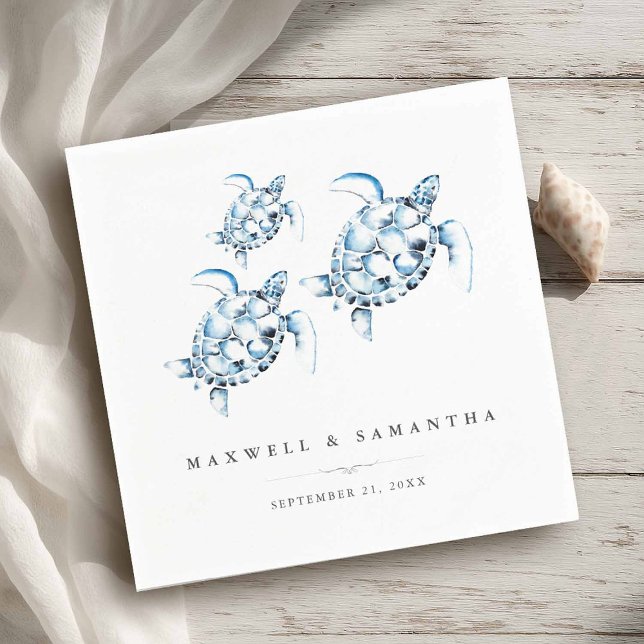 Strandbröllop Cocktails Servetter Havssköldpaddor (Beach wedding personalized cocktail napkins with watercolor sea turtle art by Victoria Grigaliunas)
