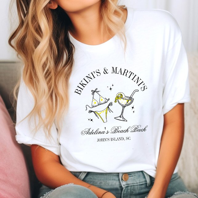 Strandbröllopsfest för ogifta damer presentklubb t shirt (Woman in a casual setting wearing a white T-shirt with a fun design of a bikini and martini glass. )