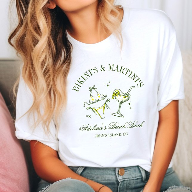 Strandbröllopsfest Present Social Klubb T Shirt (Woman in a casual setting wearing a white T-shirt with a fun design of a bikini and martini glass. )