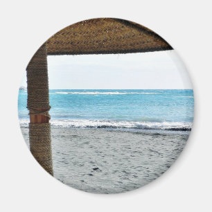 Stranden beskådar under ett slags solskydd magnet