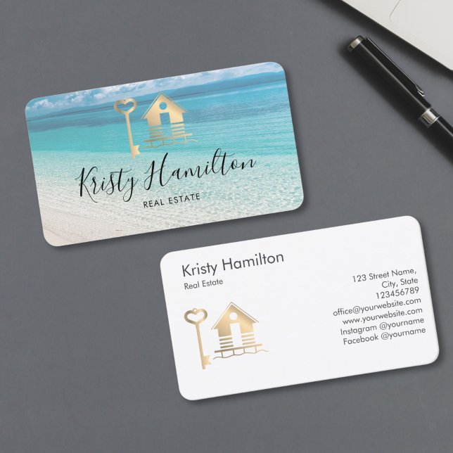 strandhus i gods professionell visitkort (real estate agent business card with house on the water and golden key, beach background)
