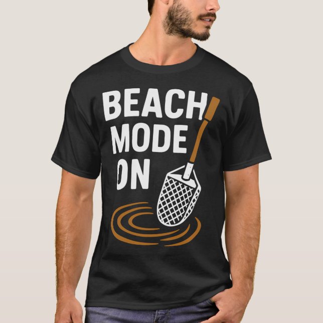 Strandläge På Metalldetekteringseventyr T Shirt (Framsida)