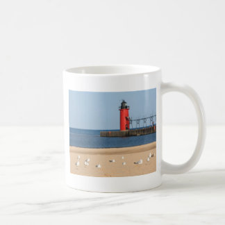 Strandplats med fiskmåsar och fyren kaffemugg