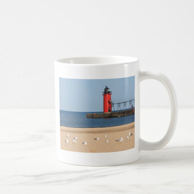 Strandplats med fiskmåsar och fyren kaffemugg (Höger)