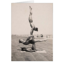 Strandpojken balanserar hälsningskort