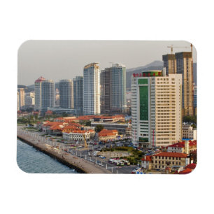 Strandpromenad med Yantai stads siluett, Shandong Magnet
