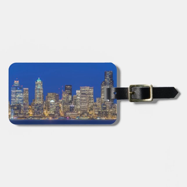 Strandpromenad och Downtown Skyline i skymningen Bagagebricka (Horisontell Framsida)