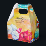 Strandsandvågor tack presentaskar<br><div class="desc">Vågor på en sandstrand och solbadare under färgglada parasoller,  gavelpresentboxarna är roliga för alla sommaraktiviteter.</div>