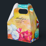 Strandsandvågor tack presentaskar<br><div class="desc">Vågor på en sandstrand och solbadare under färgglada parasoller,  gavelpresentboxarna är roliga för alla sommaraktiviteter.</div>