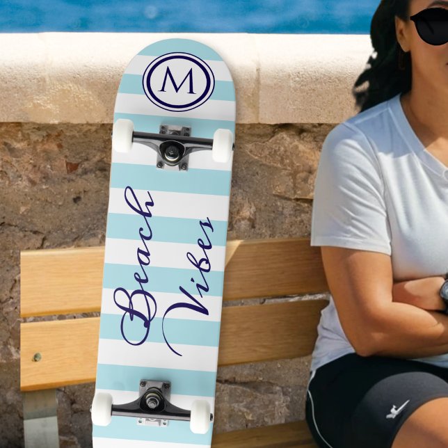 Strandstämning Blå Vit Randig Cool Monogram Mini Skateboard Bräda 18,5 Cm (A monogrammed skateboard with nautical blue and white stripes and 'Beach Vibes' in a script font)
