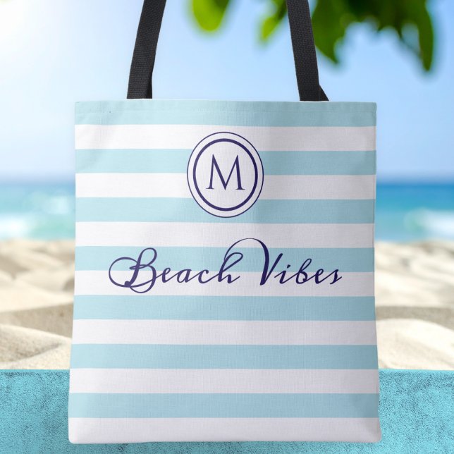 Strandstämning Blå Vit Randig Kust Monogram Tygkasse (A nautical blue and white striped tote bag, with script 'Beach Vibes' caption and custom monogram)