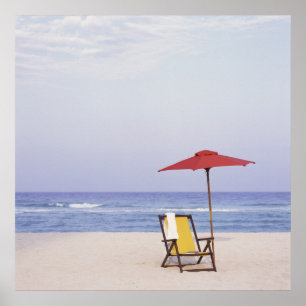 Strandstol och paraply vid hav poster