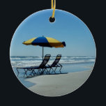 Strandstolar på Daytona Beach Julgransprydnad Keramik<br><div class="desc">En avslappnande strand fotograferar att shows 2 sätter på land stolar och en blått- och gultparaplysitta på shorelinen av Daytona Beach,  Florida.  Denna strand fotograferar är tillgänglig på skräddarsy kort,  portofrimärken,  muggar,  tote bags,  gåva boxas,  underlägg,  tallrikar,  halsband,  kanvastryck och många mer gåvaidéer för strandälskare.</div>