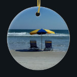 Strandstolar på shorelinen julgransprydnad keramik<br><div class="desc">En härlig strandplats fotograferar att presentera 2 strandstolar och en paraplysitta på shorelinen av Daytona Beach. Ett fridsamt sceniskt beskådar av stranden är tillgängligt på många skräddarsy produkter som skulle gör underbara strandgåvor för vänner och familj.</div>