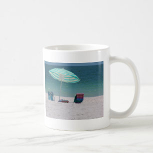 Strandtid är nära kaffemugg