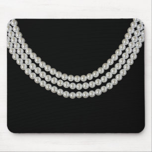 Sträng av pärlor på svart musmatta