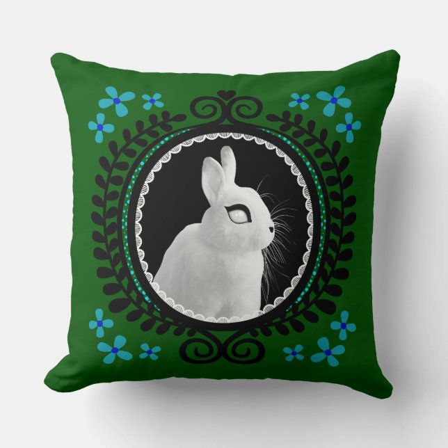 Strange White Bunny: Green, Blue, & Black  Kudde (Framsida)