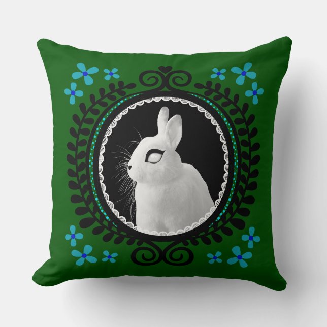 Strange White Bunny: Green, Blue, & Black  Kudde (Framsida)