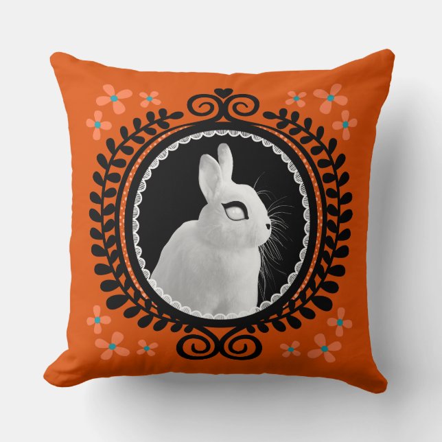 Strange White Bunny: Orange, Teal, & Black  Kudde (Framsida)