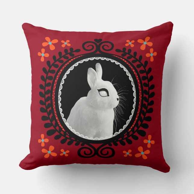 Strange White Bunny: Red, Black, Teal, & Orange Kudde (Framsida)